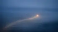 Sensibilità: la capacità di spostare l'attenzione Punto luminoso che si muove in uno spazio nebbioso blu, lasciando una scia sottile